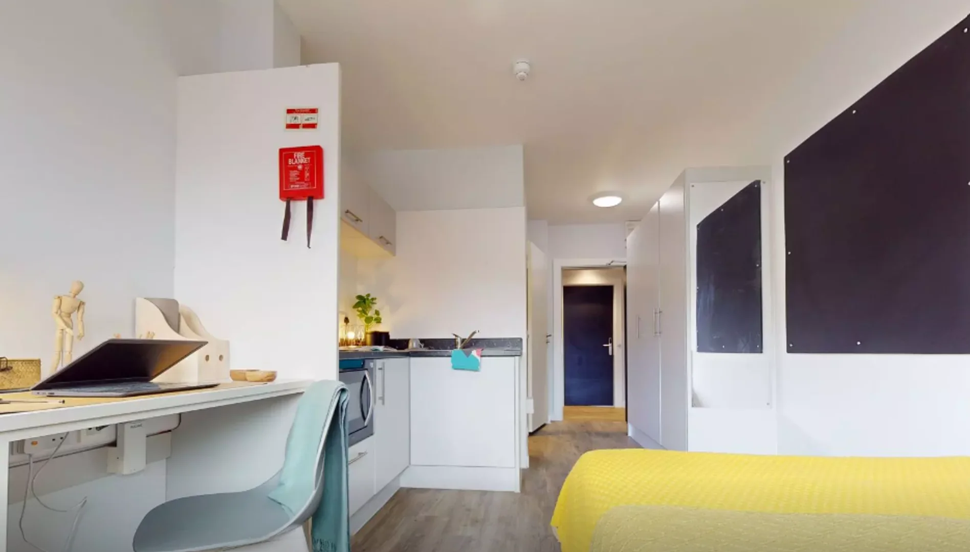 Chic studio apartment near campus in 