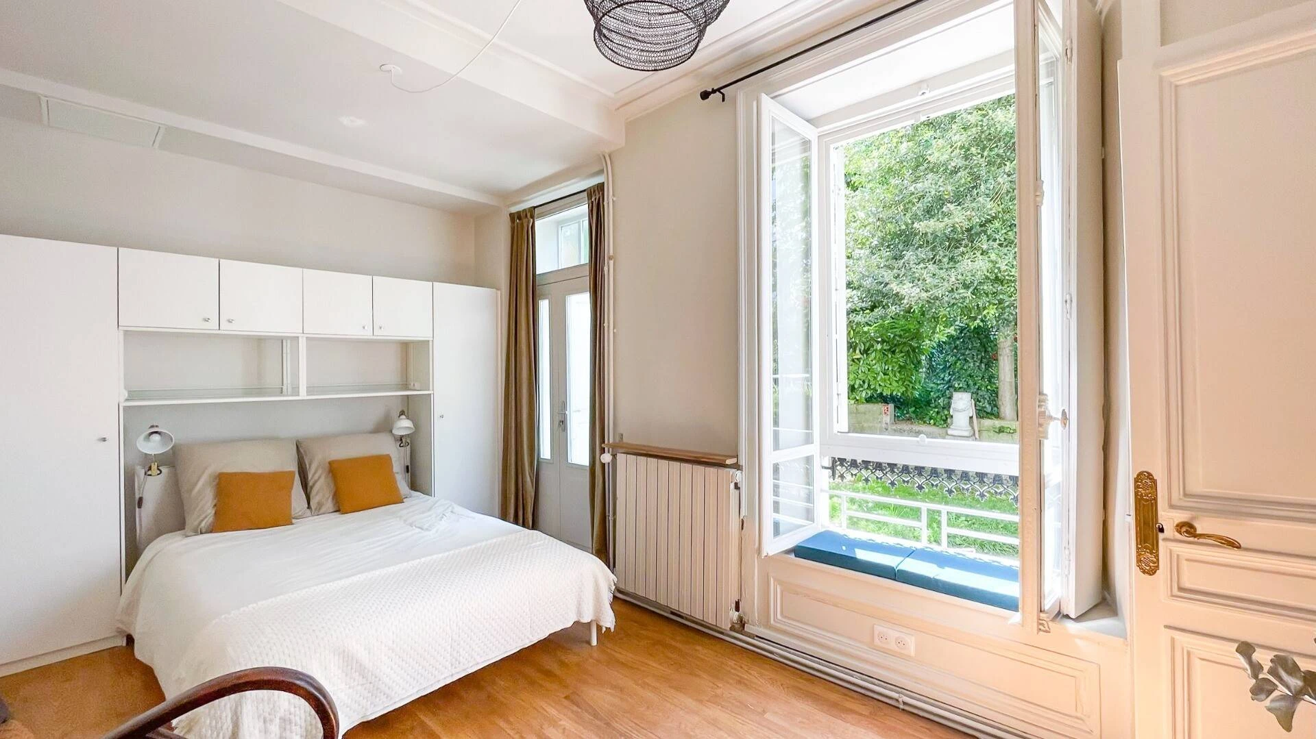 Bright private room in paris