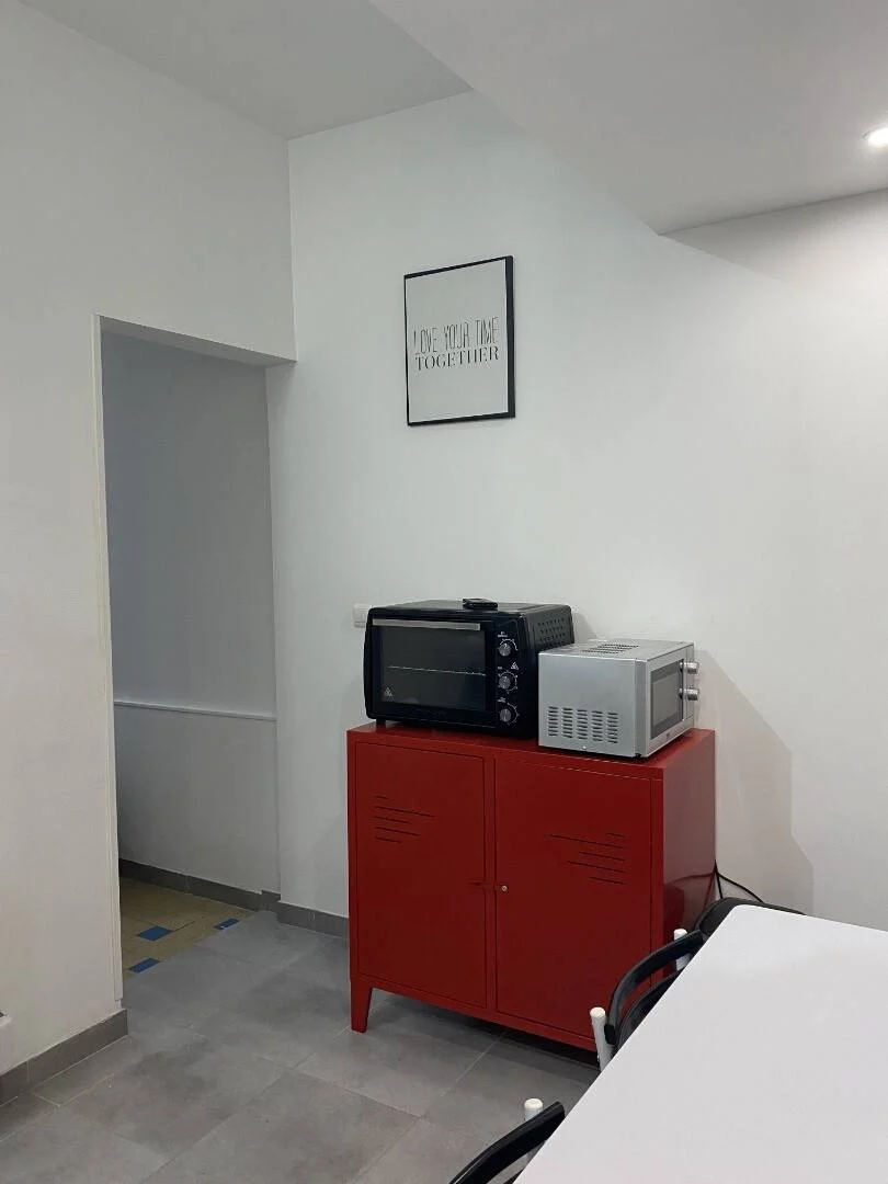 Studentenzimmer in  mit Arbeitsbereich und Gemeinschaftseinrichtungen
