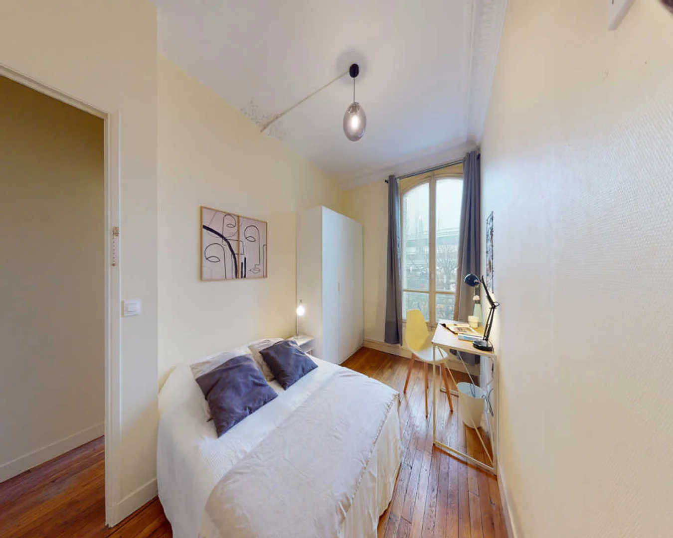 Chambre d'étudiant à  avec espace d'étude et installations communes