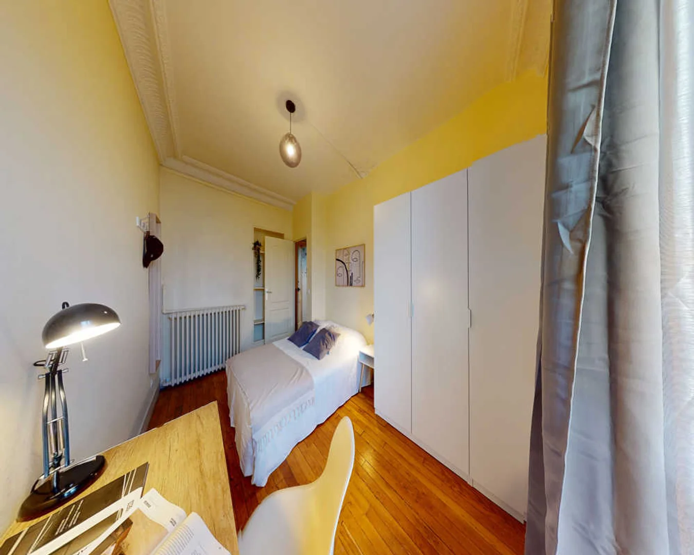 Chambre abordable pour les étudiants avec un bon éclairage dans 