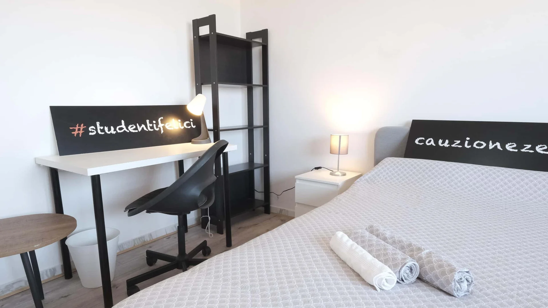 Quarto de estudante luminoso e arejado com acesso fácil à universidade em