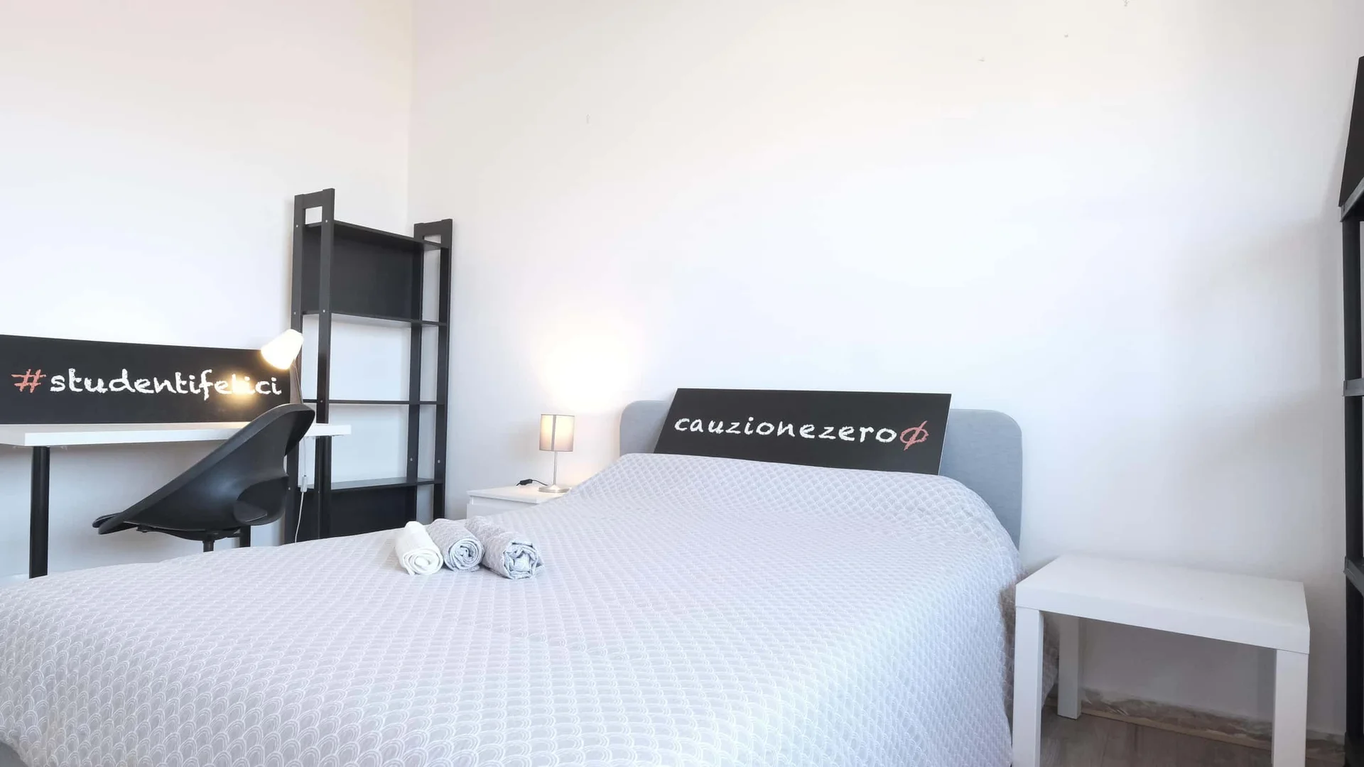 Quarto de estudante luminoso e arejado com acesso fácil à universidade em