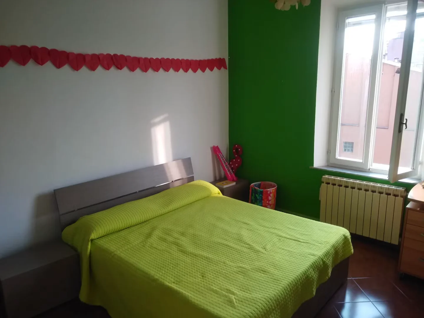 Stanza economica per studenti con ampia illuminazione in 