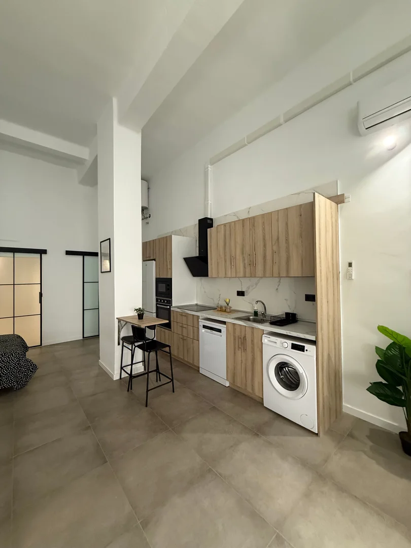 Quarto de estudante económico perto do campus em 