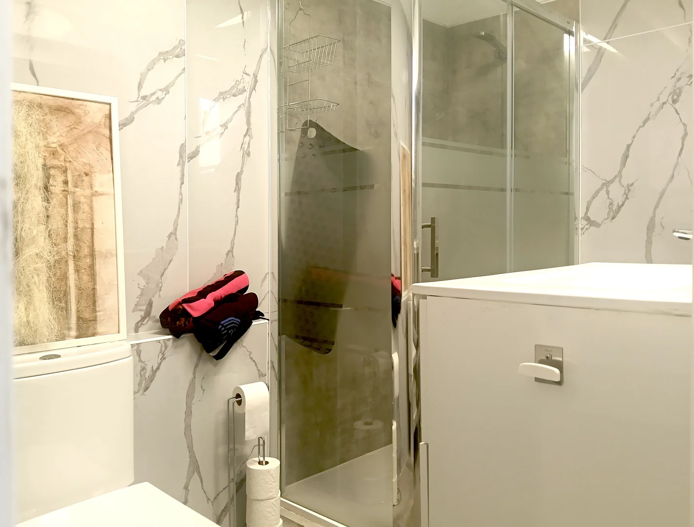 Quarto acessível para estudantes com iluminação ampla em 
