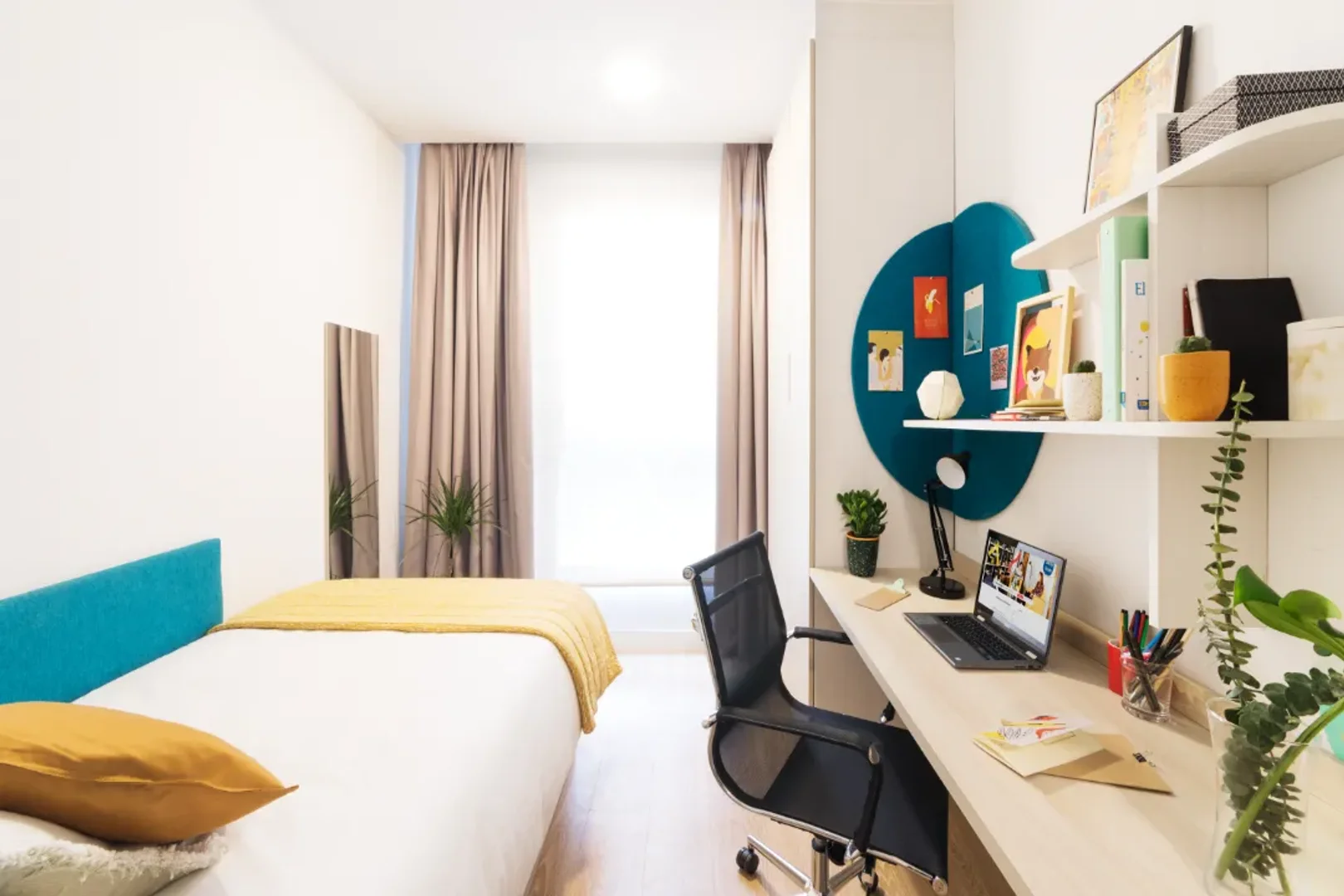 Habitación estudiantil amplia y cómoda en 