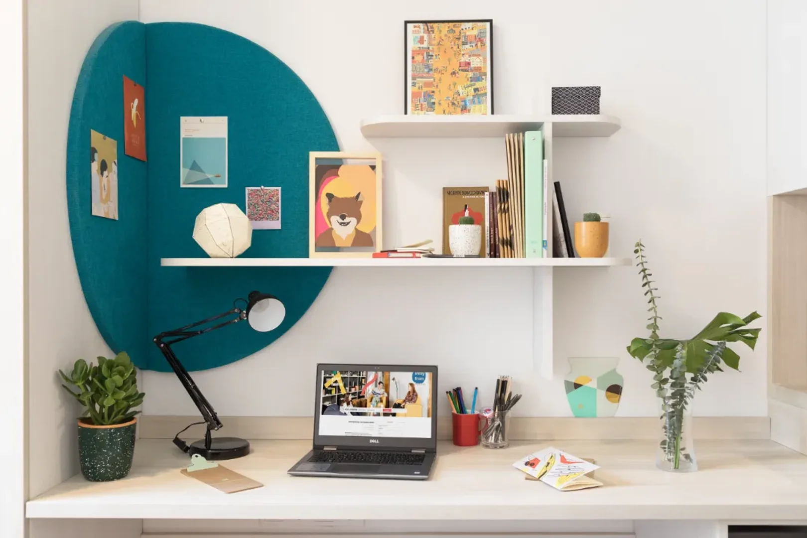 Habitación estudiantil luminosa y aireada con fácil acceso a la universidad en 