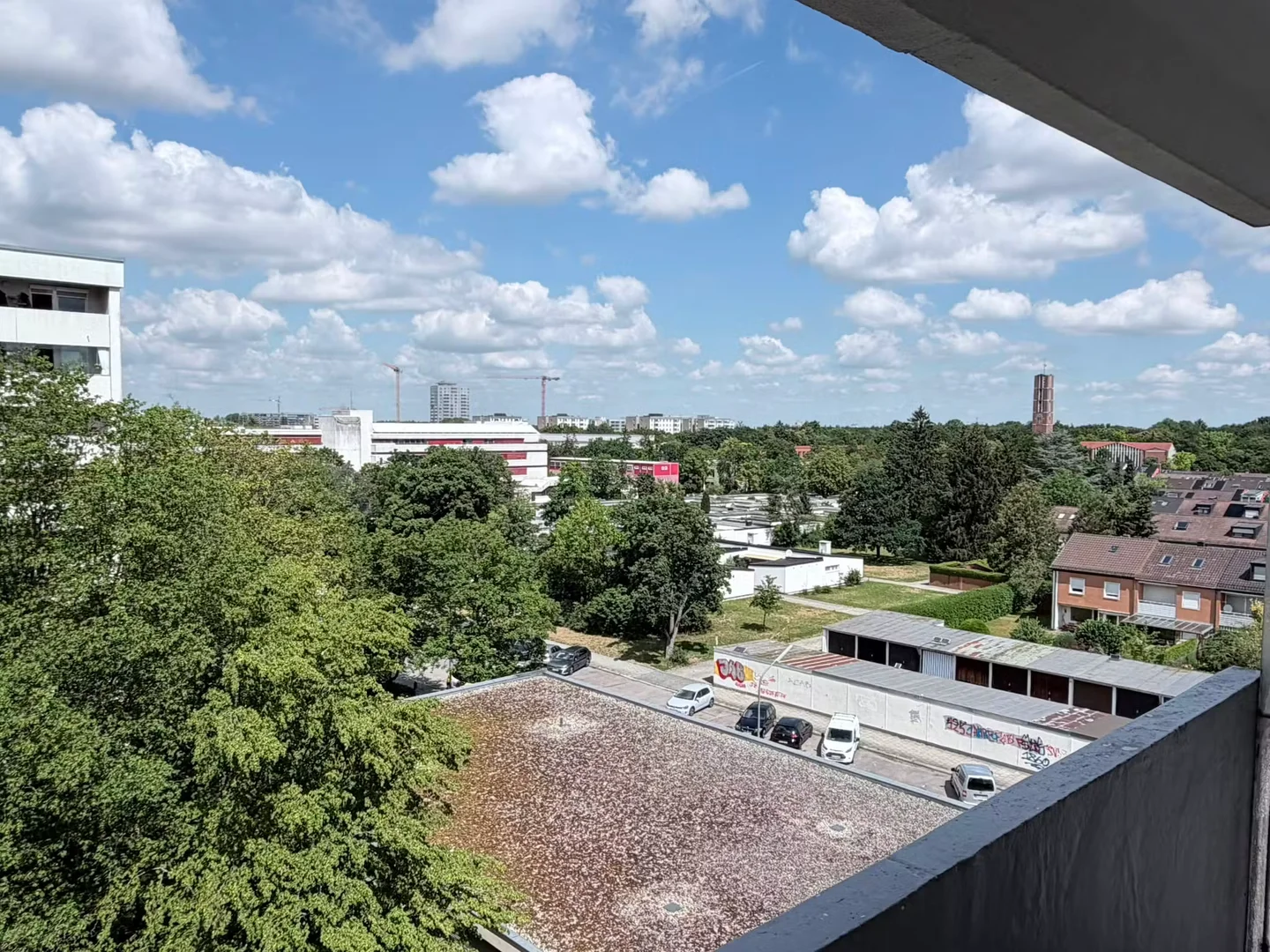 Funkcjonalny pokój studencki idealny do nauki w