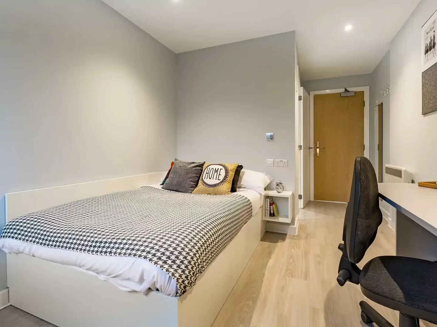 Functional student room perfect for studying in 