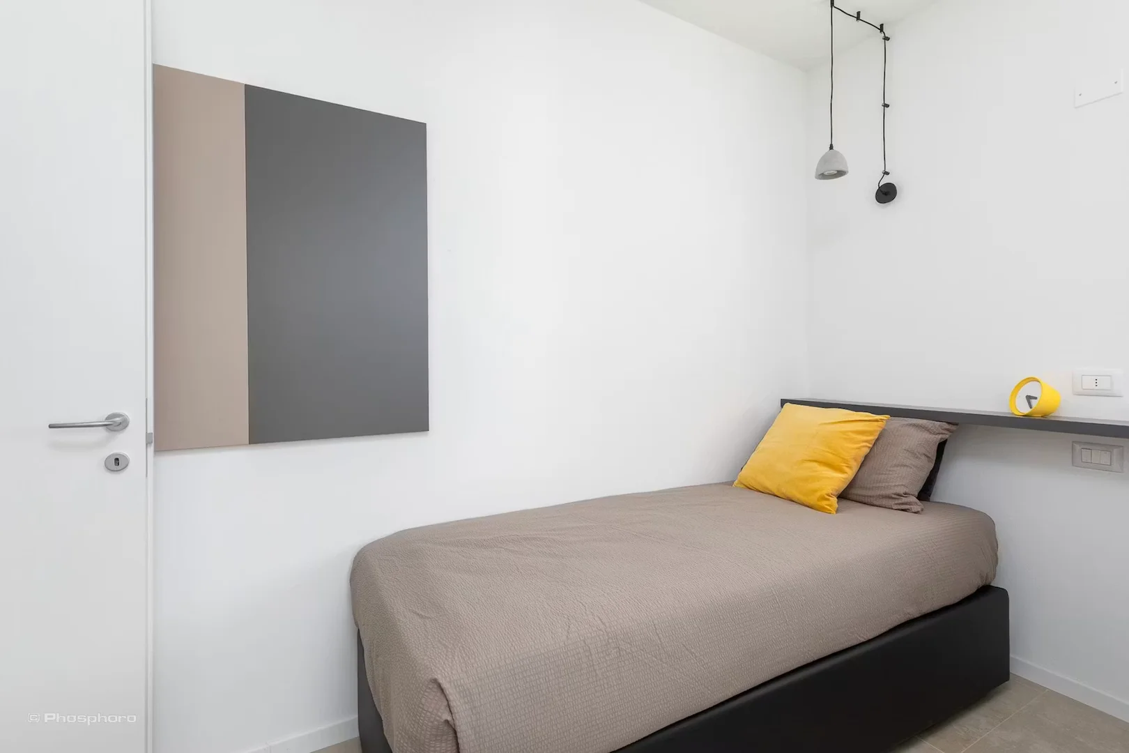 Quarto acessível para estudantes com iluminação ampla em