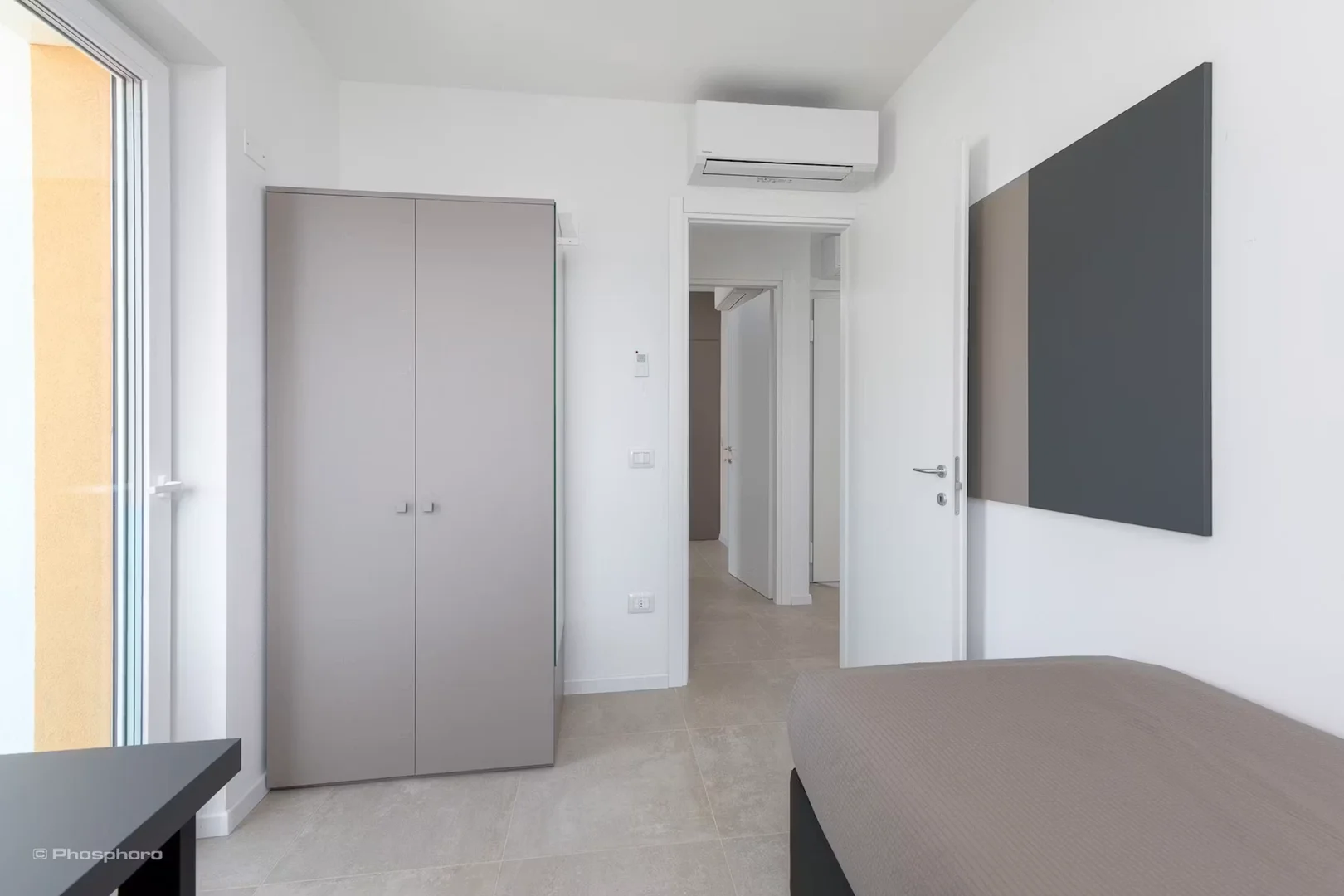 Quarto acessível para estudantes com iluminação ampla em
