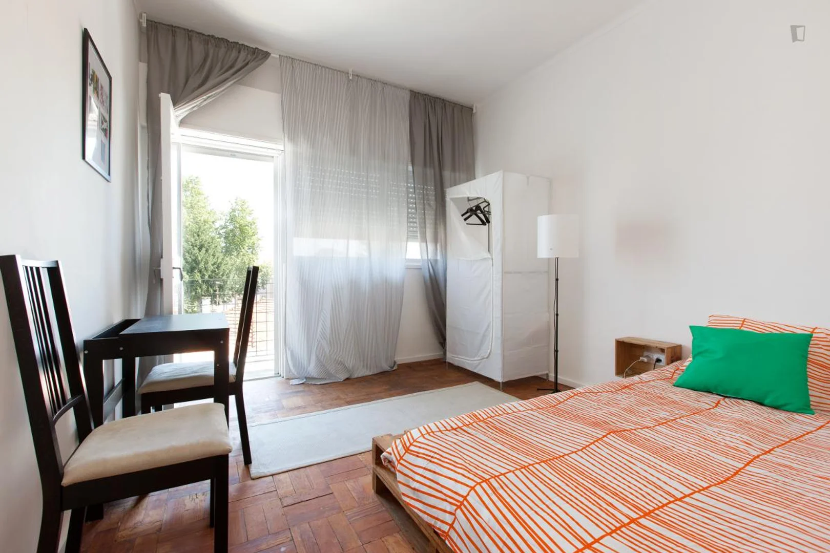 Bright and airy student room with easy university access in 