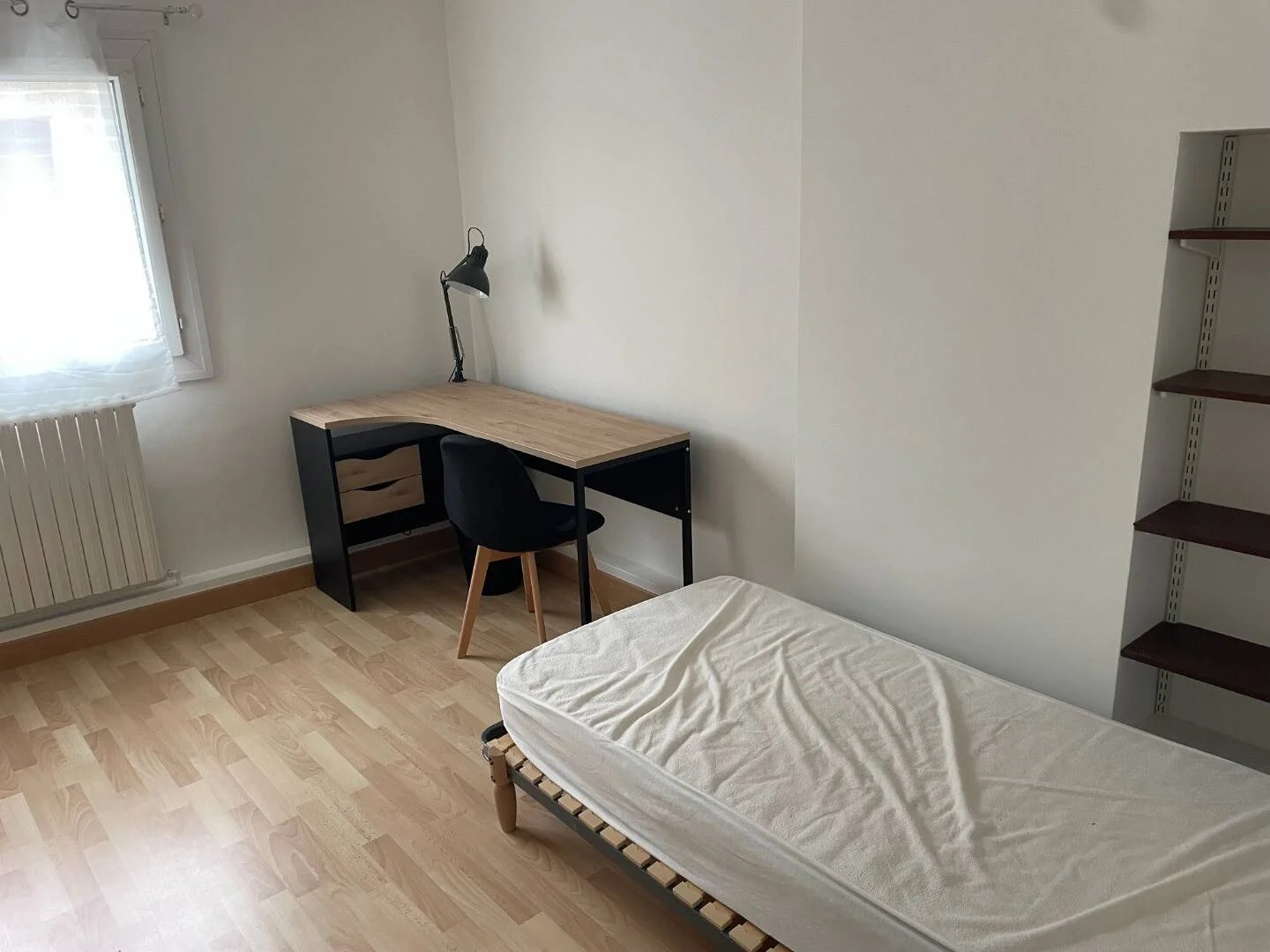 Funkcjonalny pokój studencki idealny do nauki w 