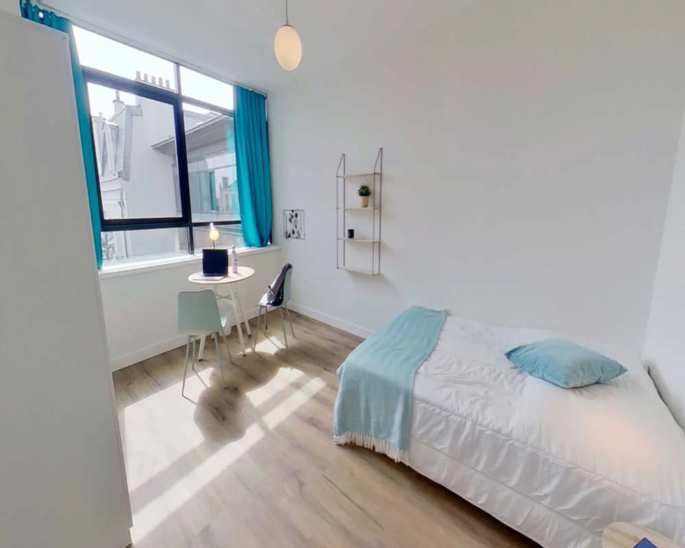Bright and airy student room with easy university access in 