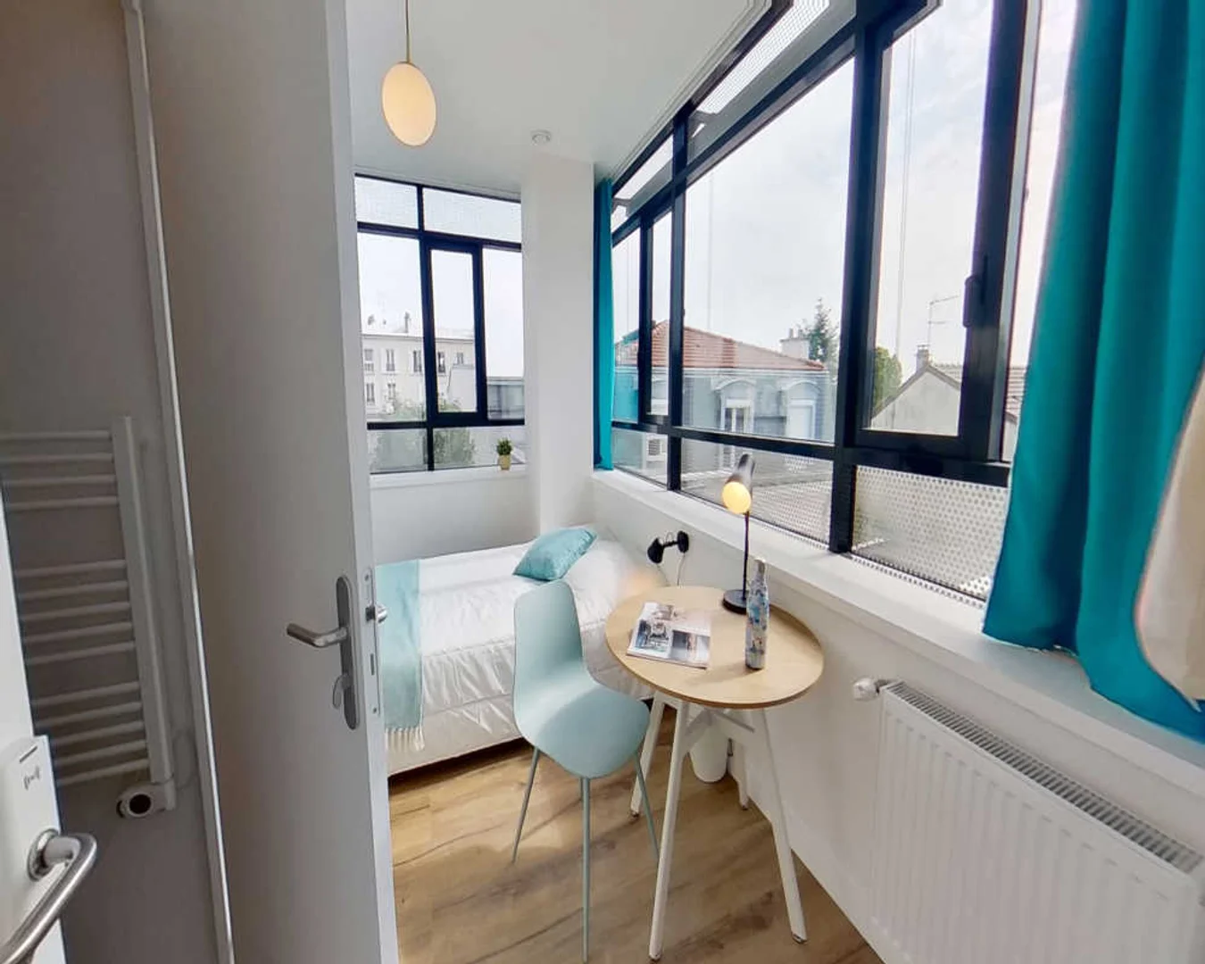 Bright and airy student room with easy university access in 