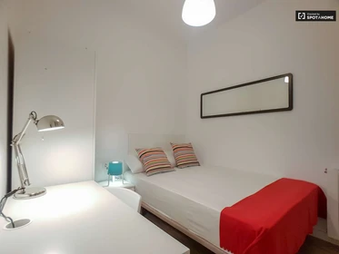 Bright private room in Barcelona