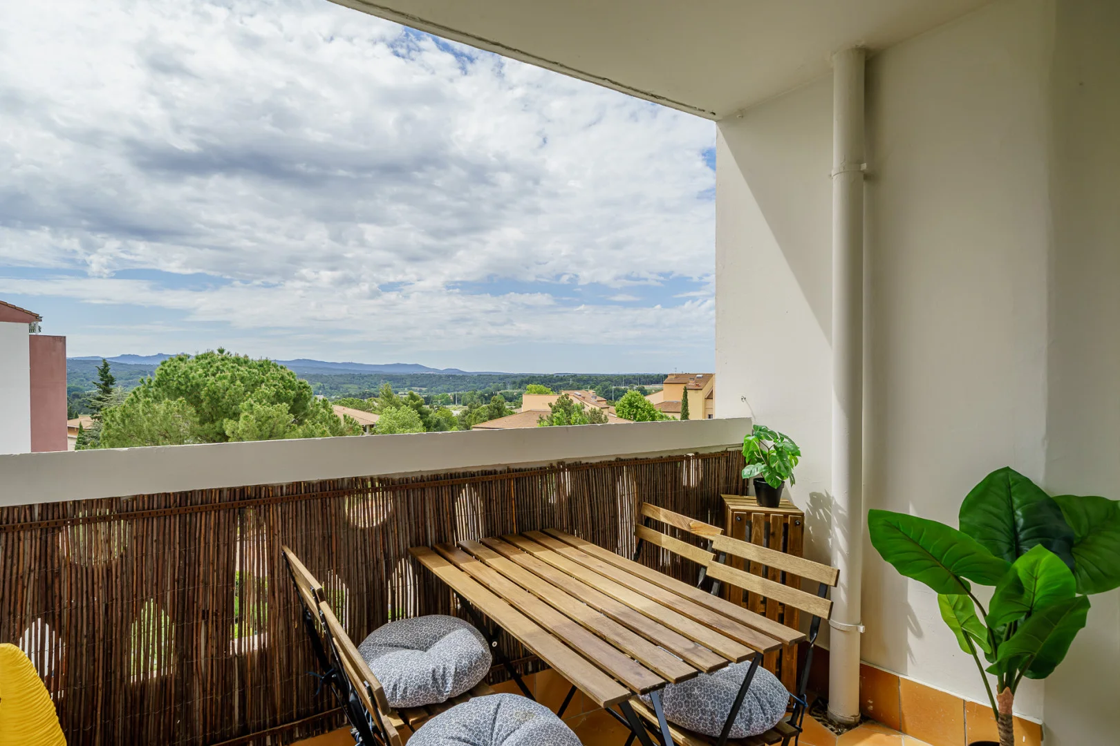 Comfortable and spacious student room in