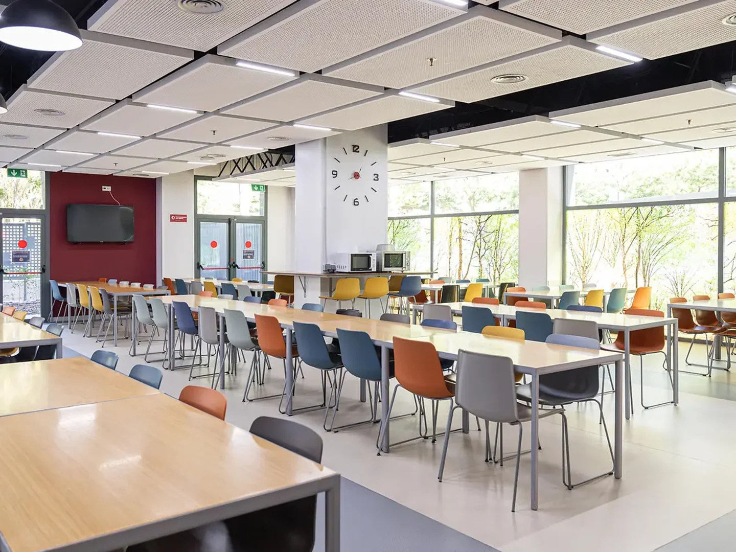Studentenzimmer in  mit Arbeitsbereich und Gemeinschaftseinrichtungen