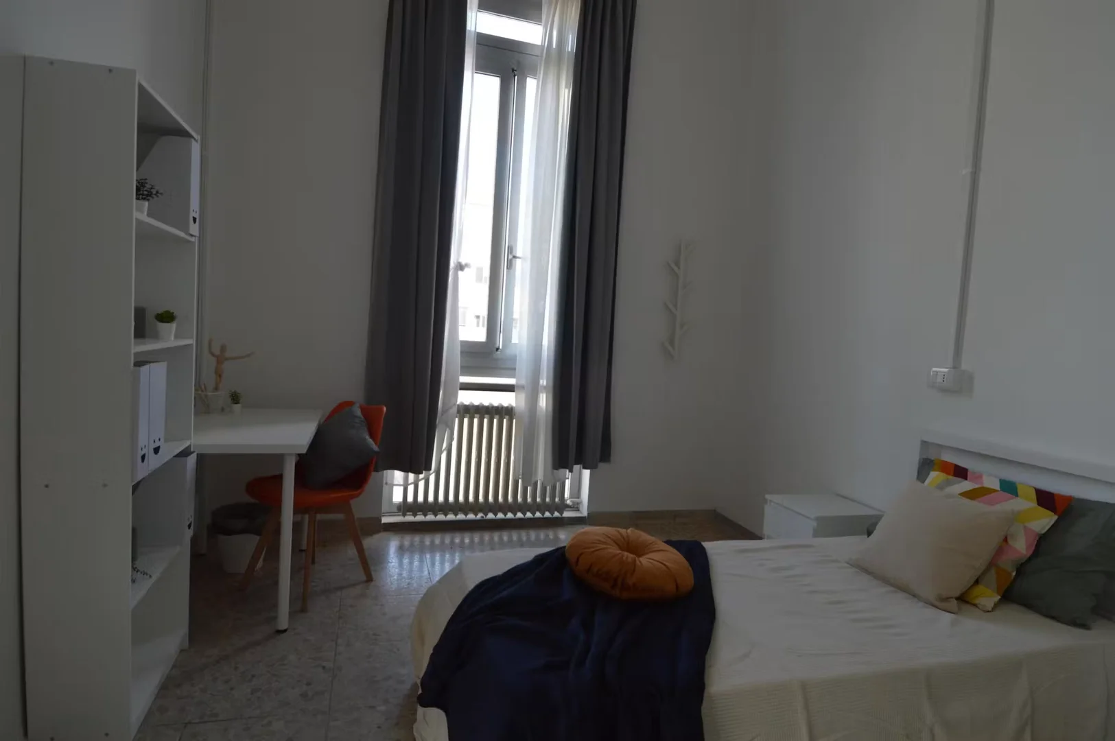 Bezahlbares Zimmer für Studenten mit ausreichender Beleuchtung in