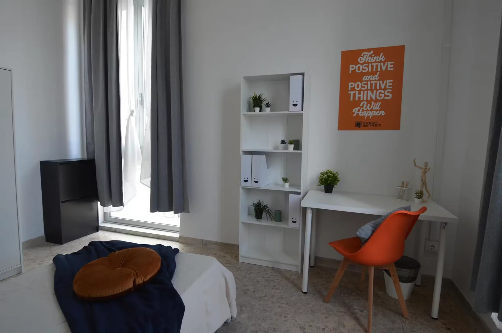 Studentenzimmer in mit Arbeitsbereich und Gemeinschaftseinrichtungen