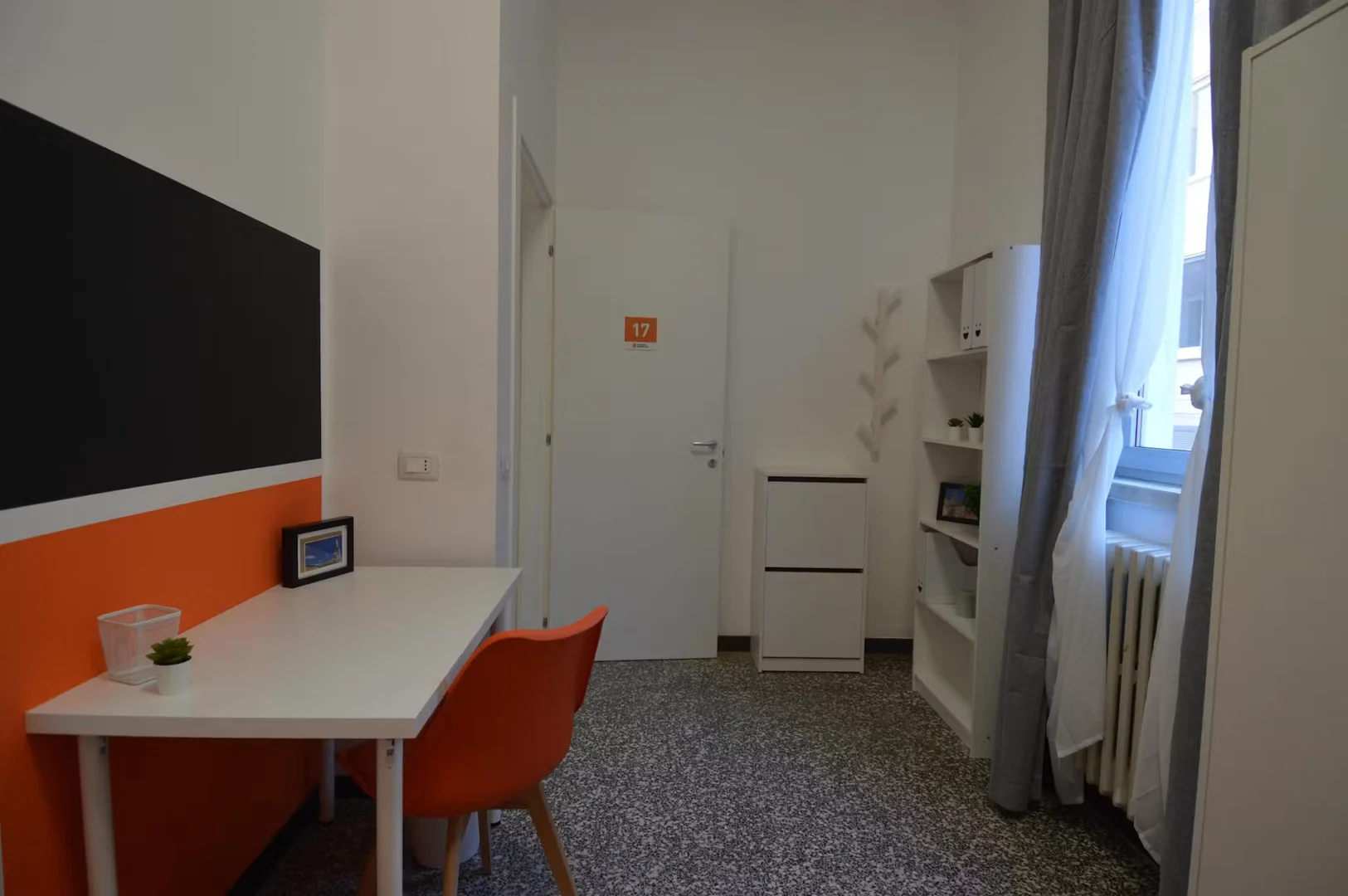 Niedrogi pokój dla studentów z dużym oświetleniem w