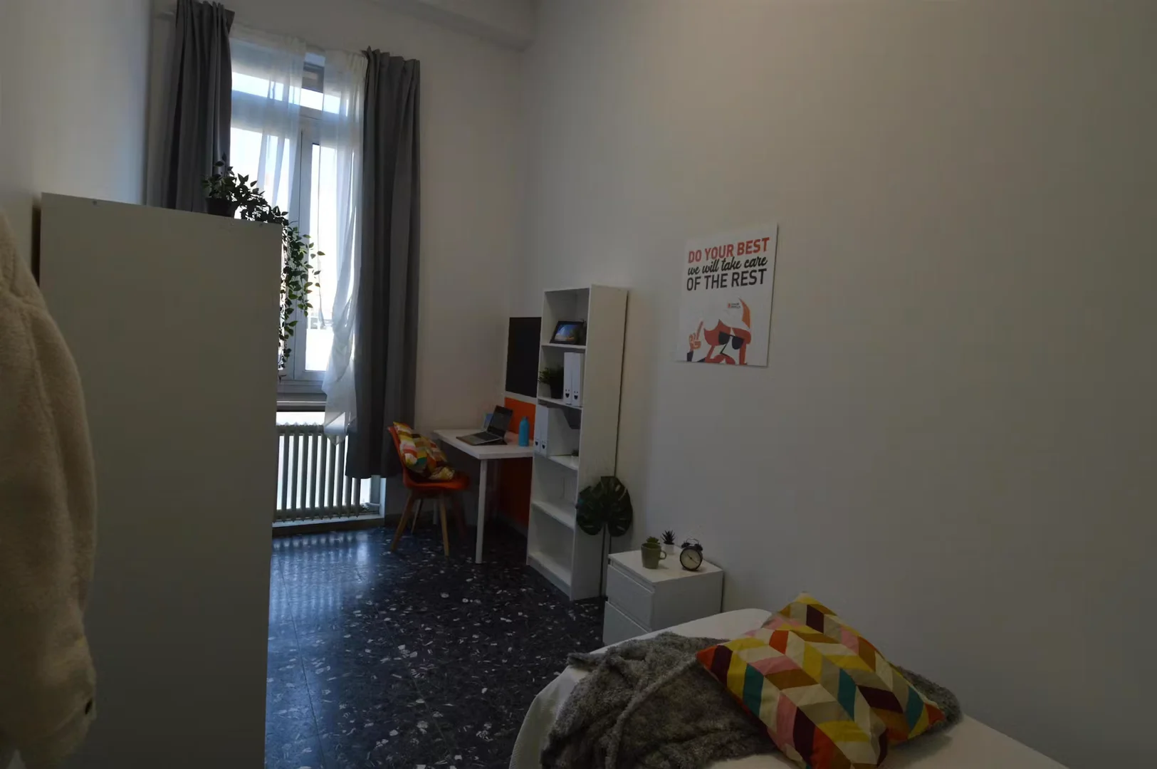 Niedrogi pokój dla studentów z dużym oświetleniem w
