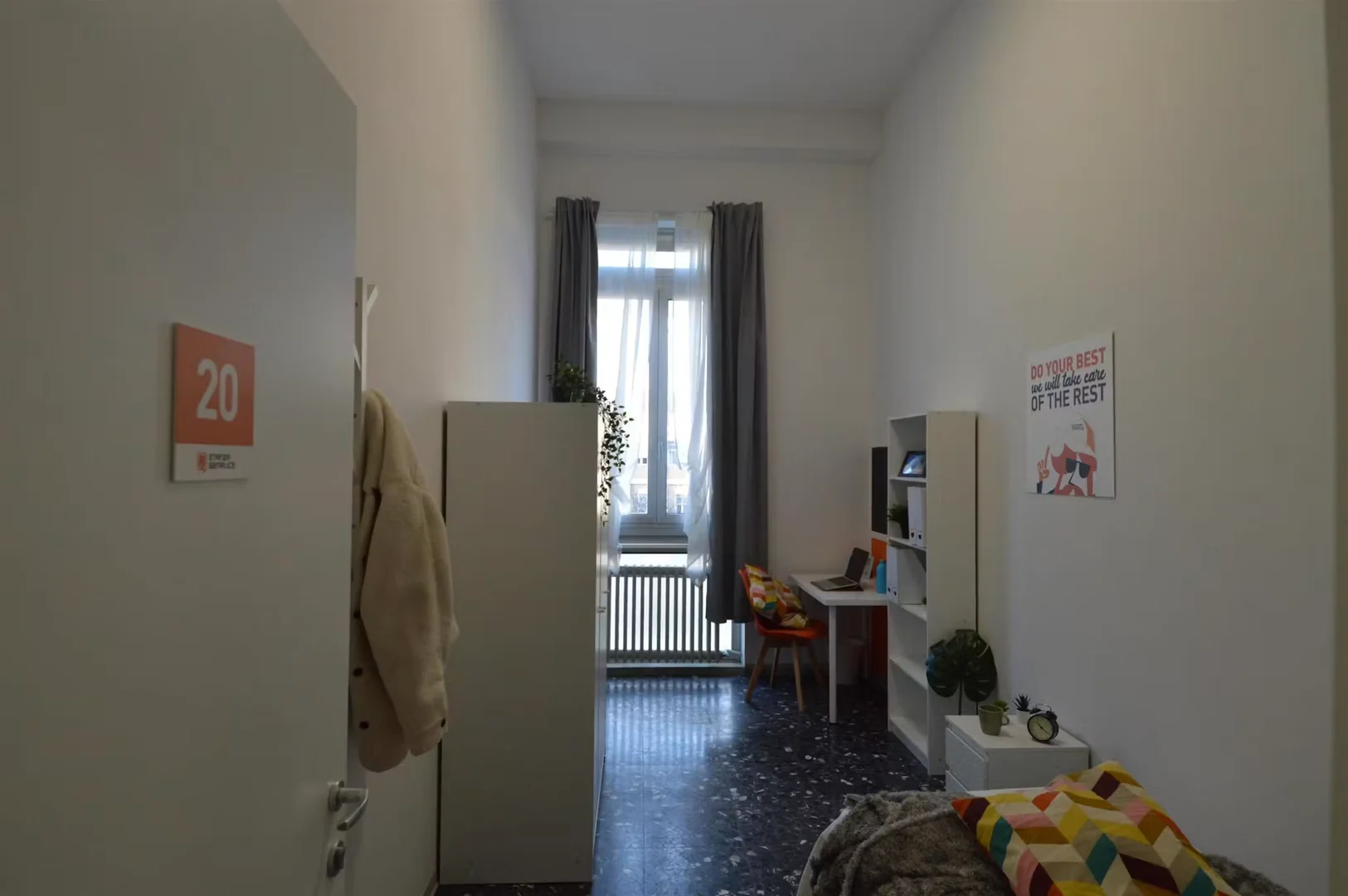 Funkcjonalny pokój studencki idealny do nauki w
