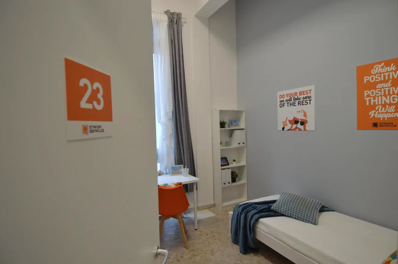 Funkcjonalny pokój studencki idealny do nauki w