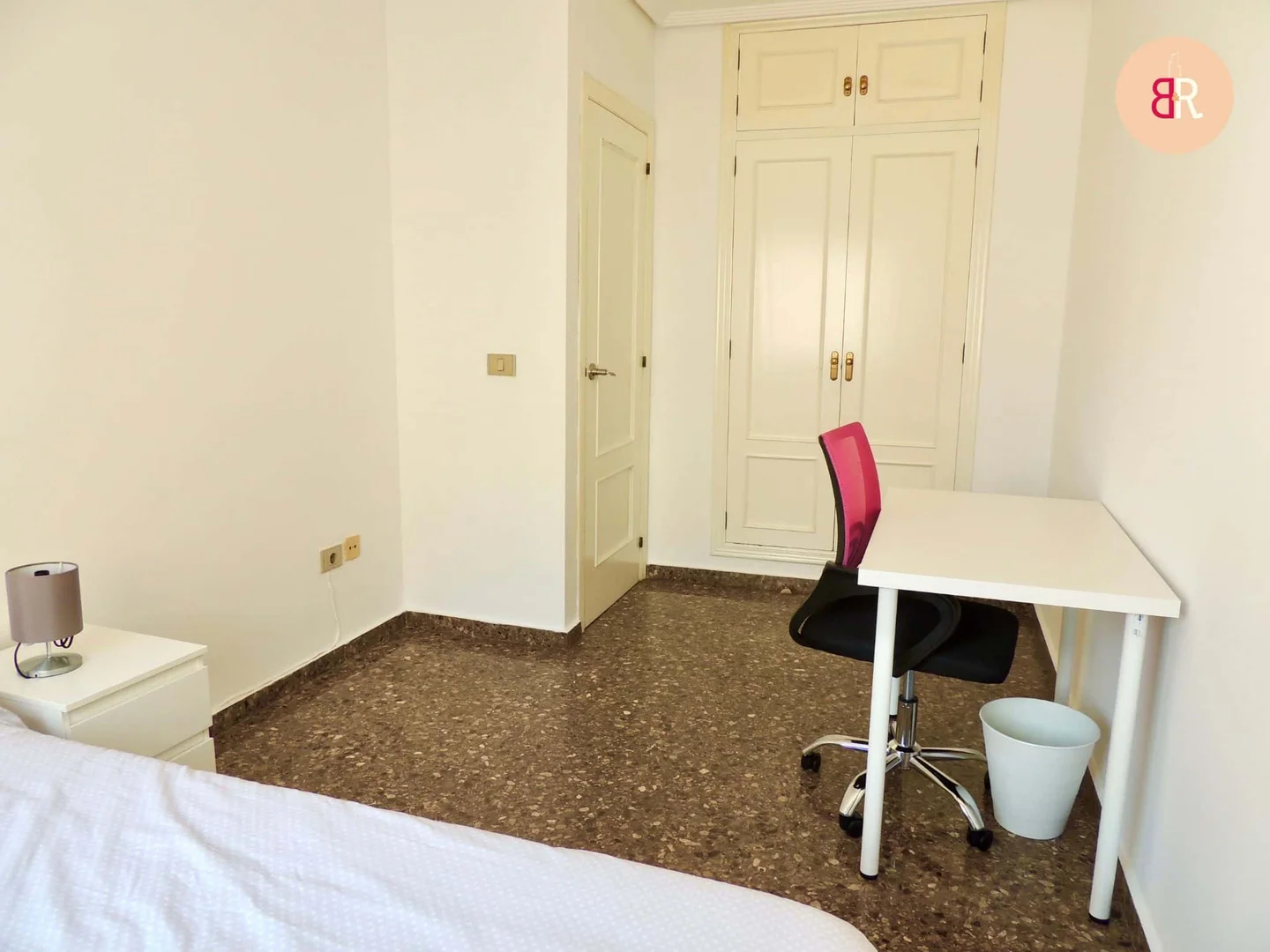 Camera per studenti in con area studio e servizi in comune