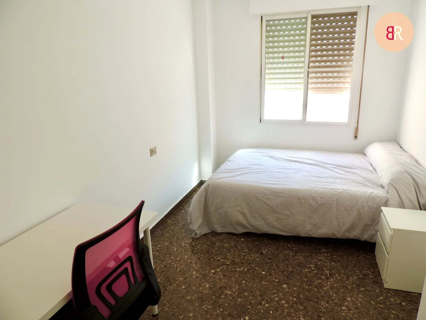 Camera per studenti economica con posizione comoda a