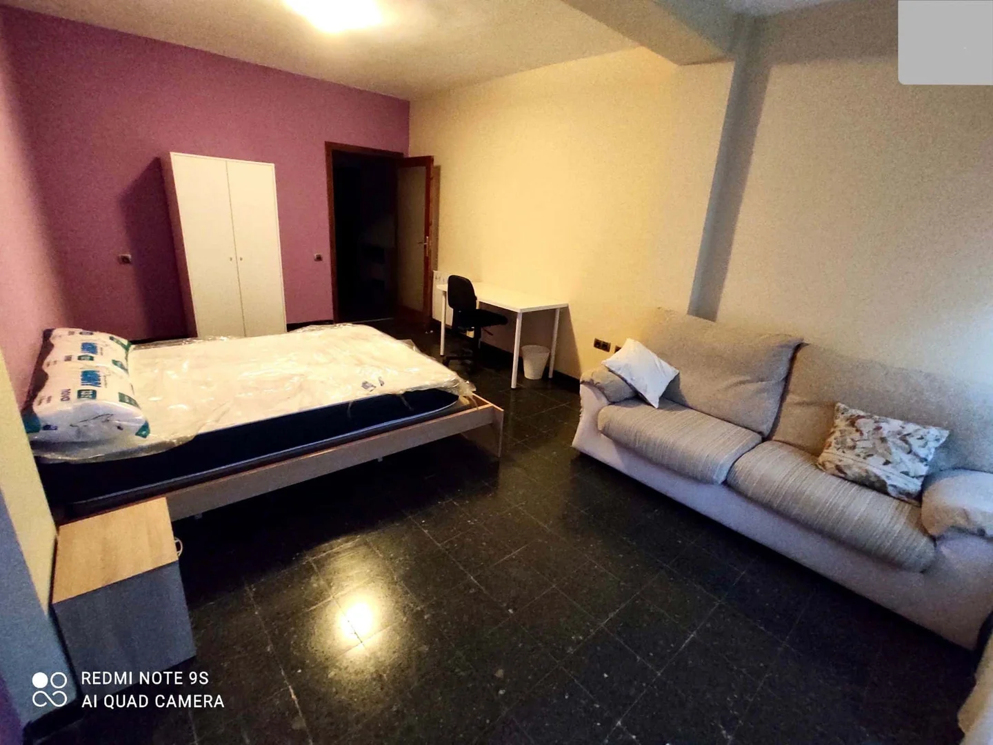Bright and airy student room with easy university access in 