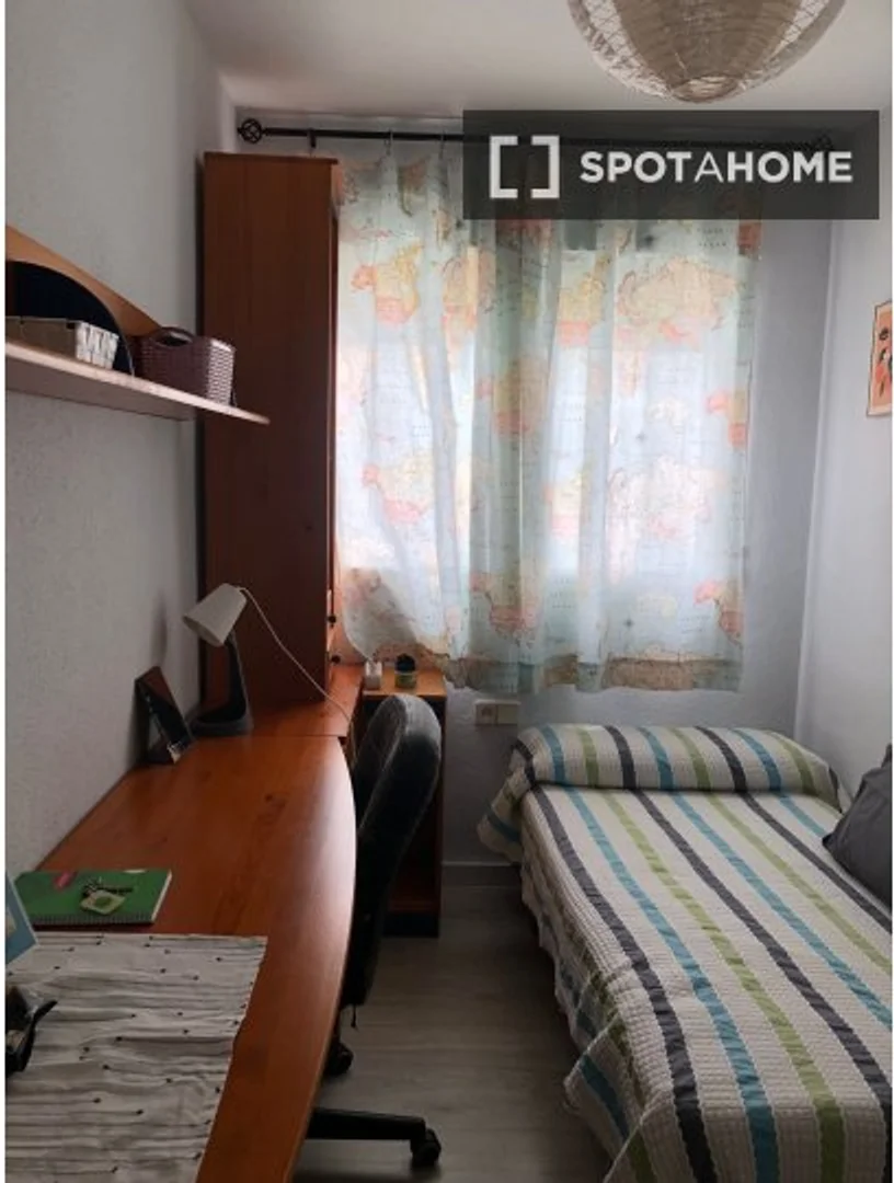 Habitación estudiantil luminosa y aireada con fácil acceso a la universidad en 