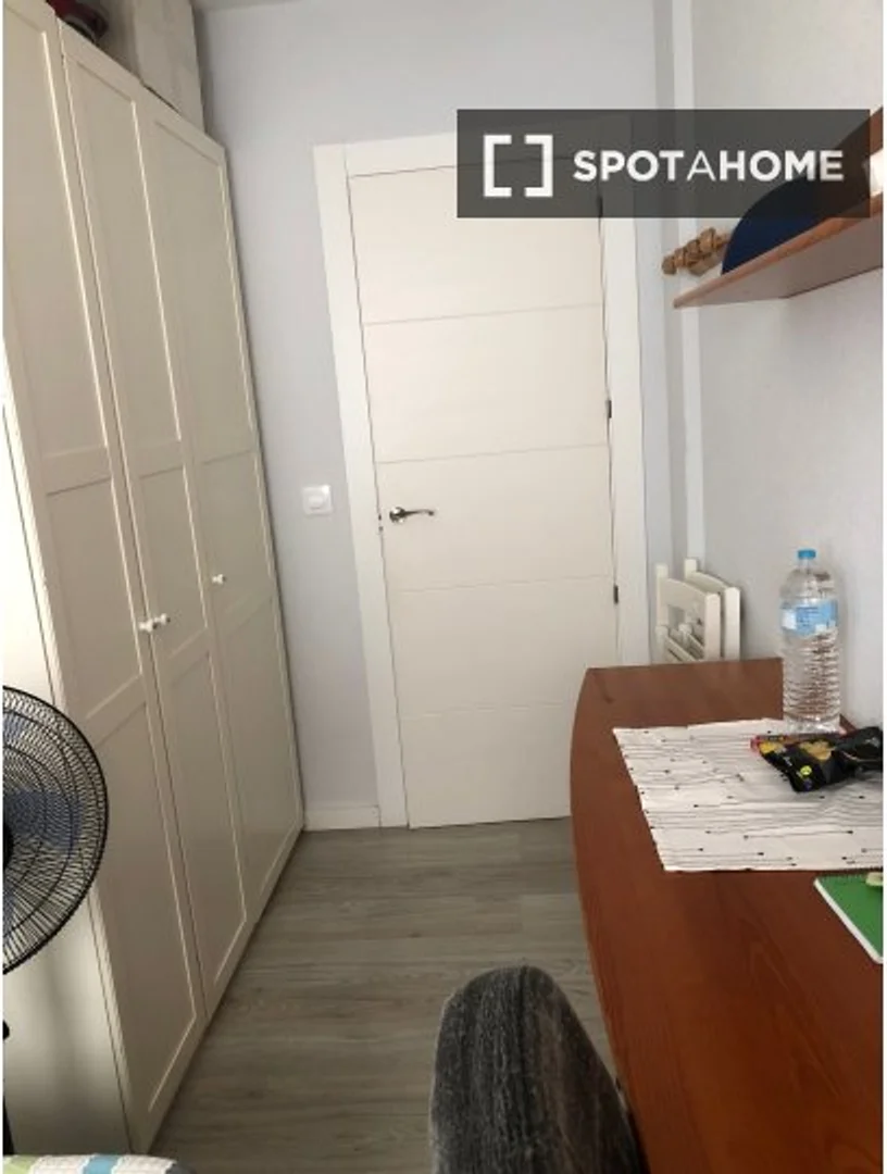 Habitación para estudiantes en  con área de estudio y facilidades compartidas