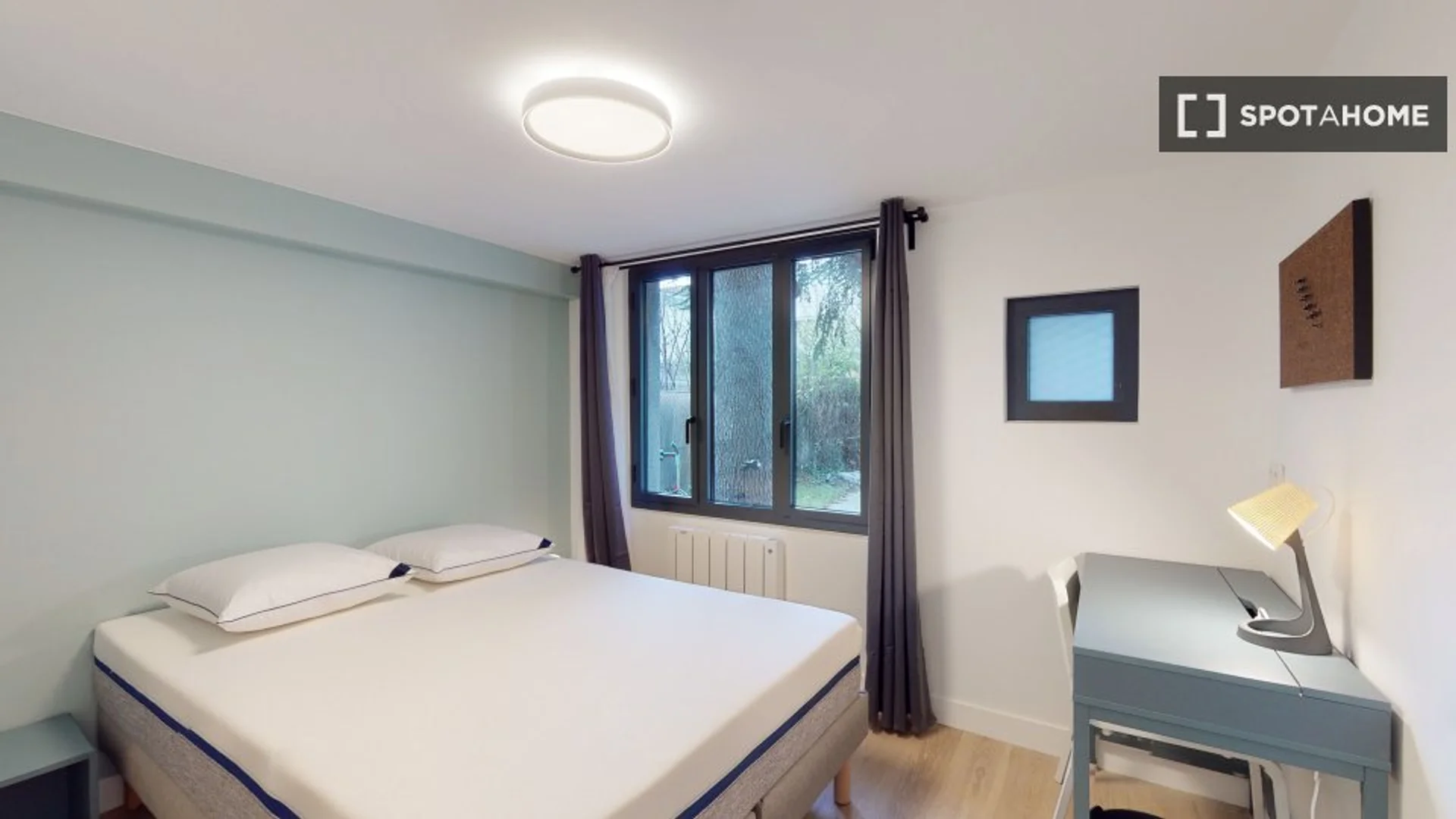 Funktionelles Studentenzimmer perfekt zum Studieren in
