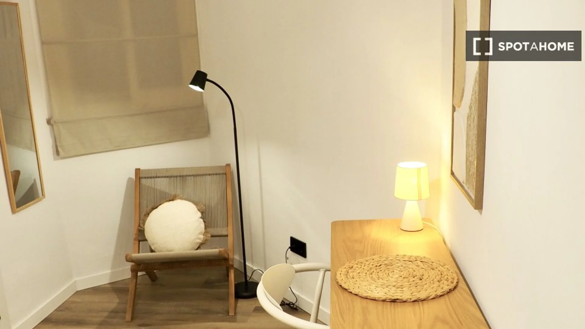Bright and airy student room with easy university access in 