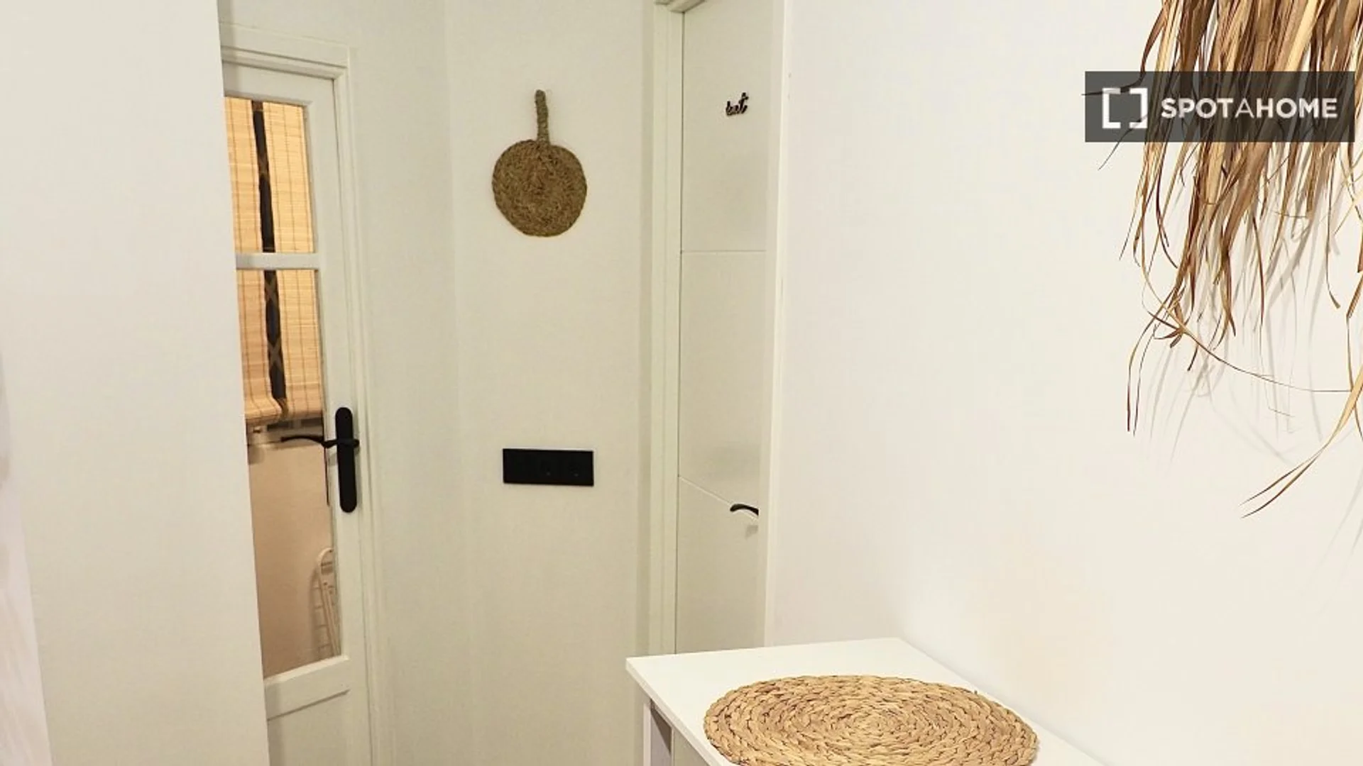 Bright and airy student room with easy university access in 