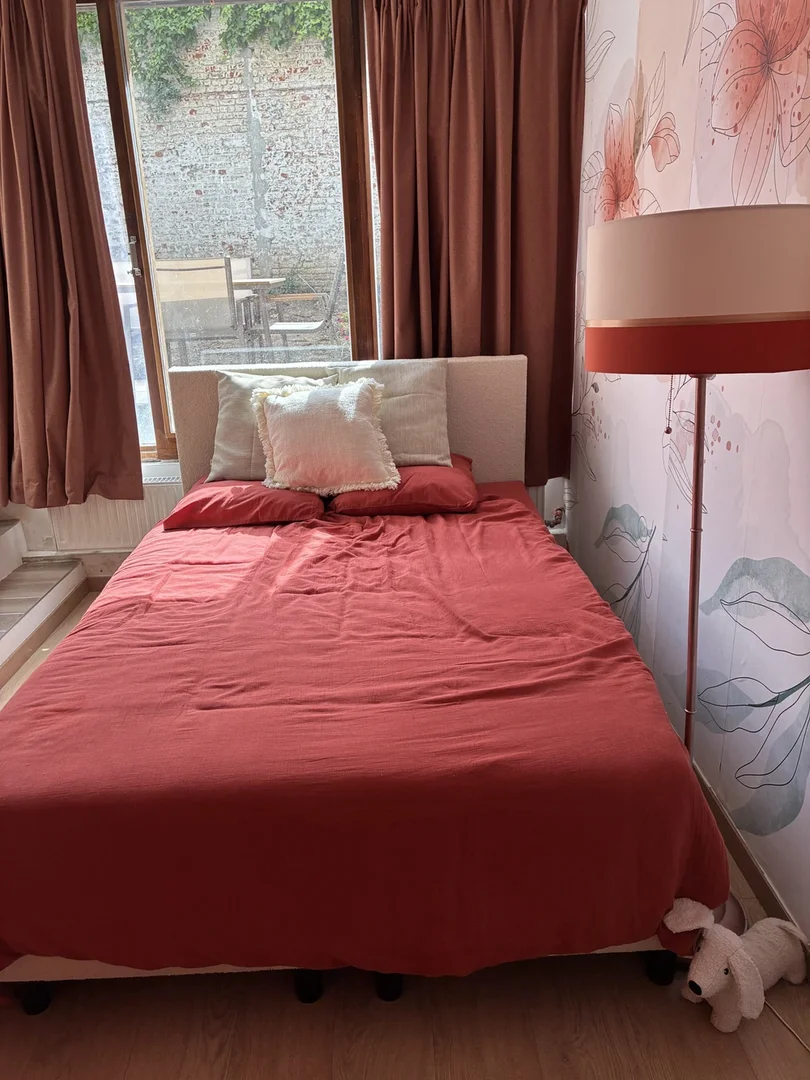 Quarto de estudante em  com área de estudo e instalações partilhadas