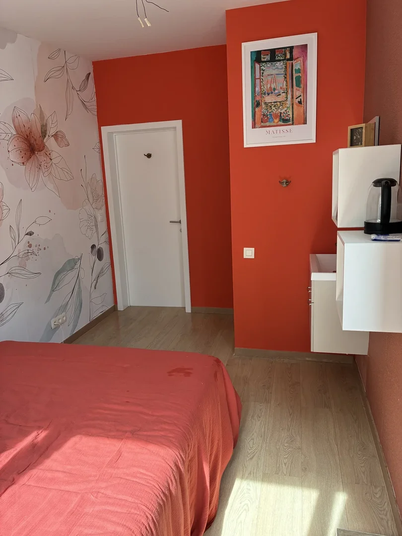 Quarto acessível para estudantes com iluminação ampla em 