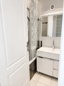 Private room at Avenue Viviani, image 8 of 9