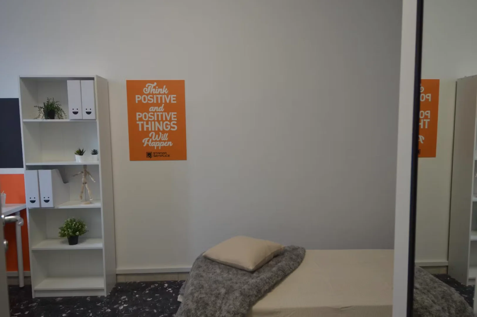 Funktionelles Studentenzimmer perfekt zum Studieren in