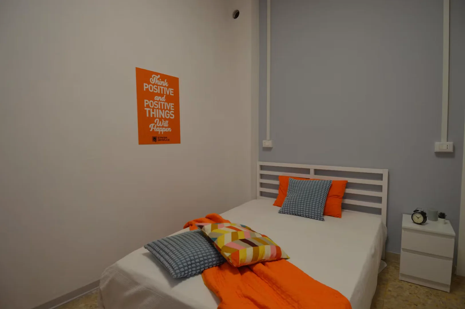 Studentenzimmer in mit Arbeitsbereich und Gemeinschaftseinrichtungen