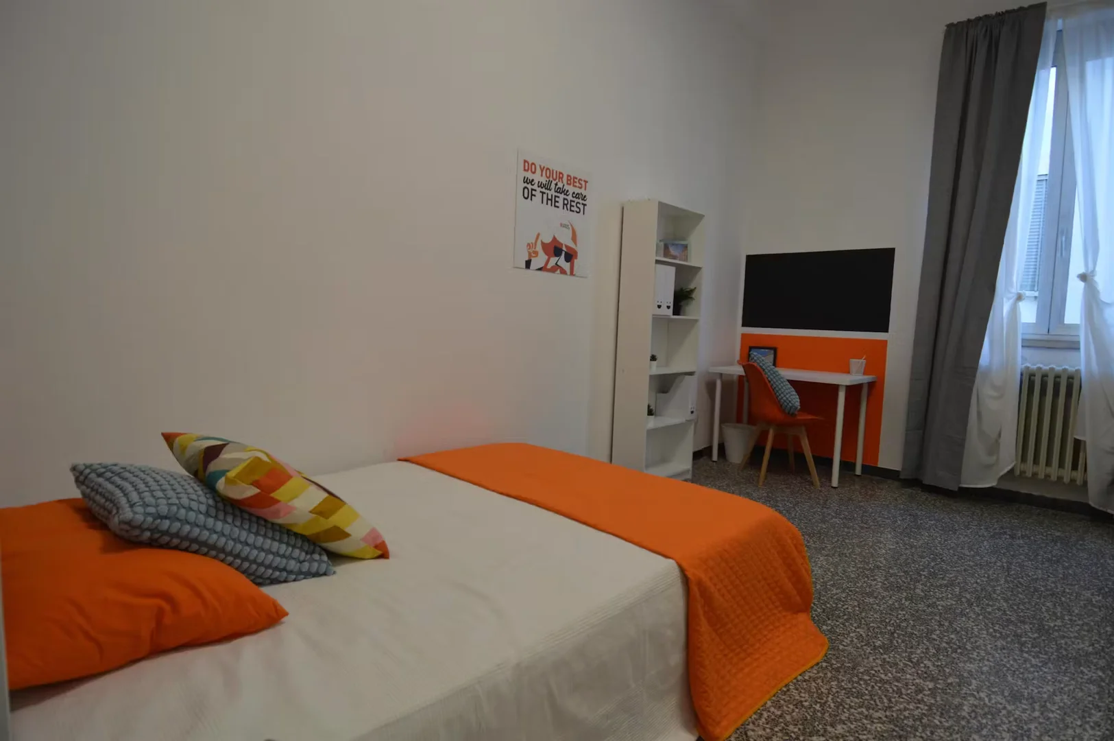 Habitación estudiantil luminosa y aireada con fácil acceso a la universidad en 