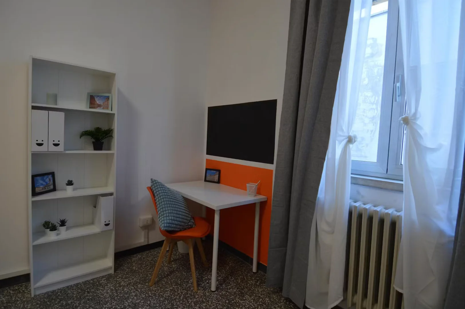 Habitación estudiantil amplia y cómoda en 