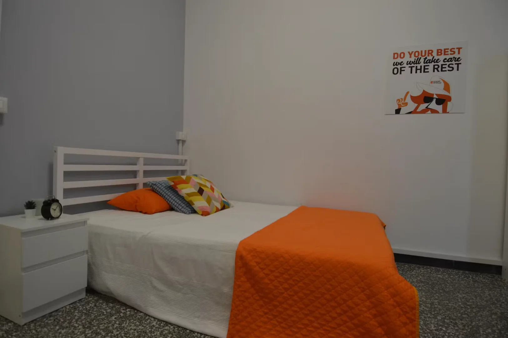 Habitación estudiantil funcional perfecta para estudiar en 