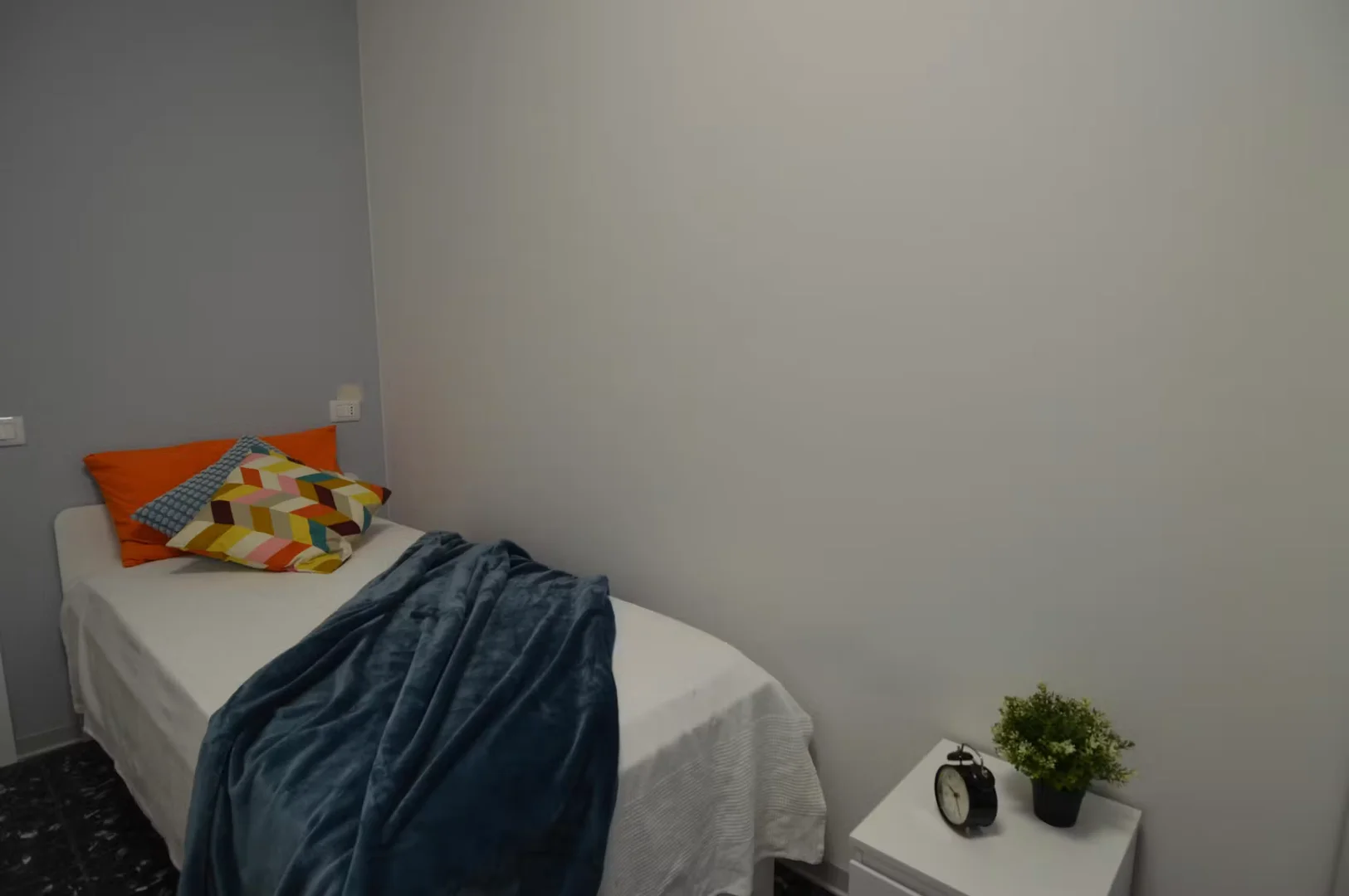 Habitación para estudiantes en  con área de estudio y facilidades compartidas