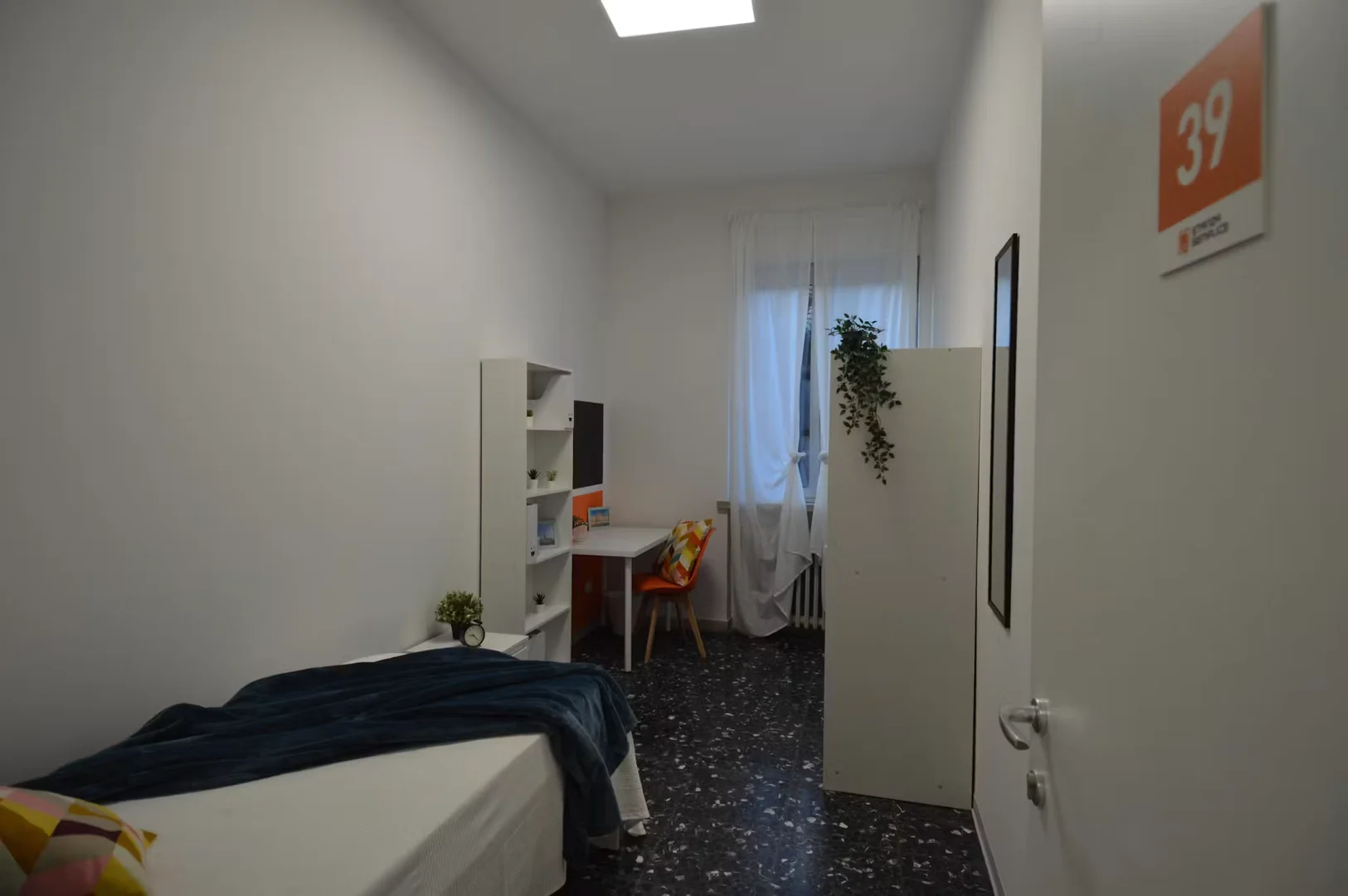 Habitación estudiantil económica cerca del campus en 