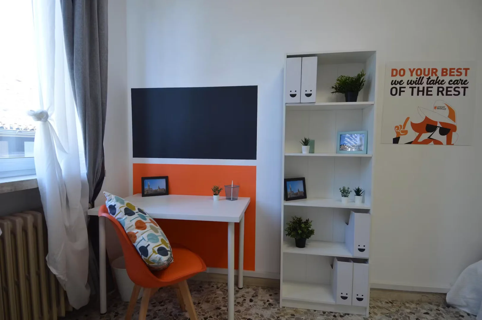 Bezahlbares Zimmer für Studenten mit ausreichender Beleuchtung in