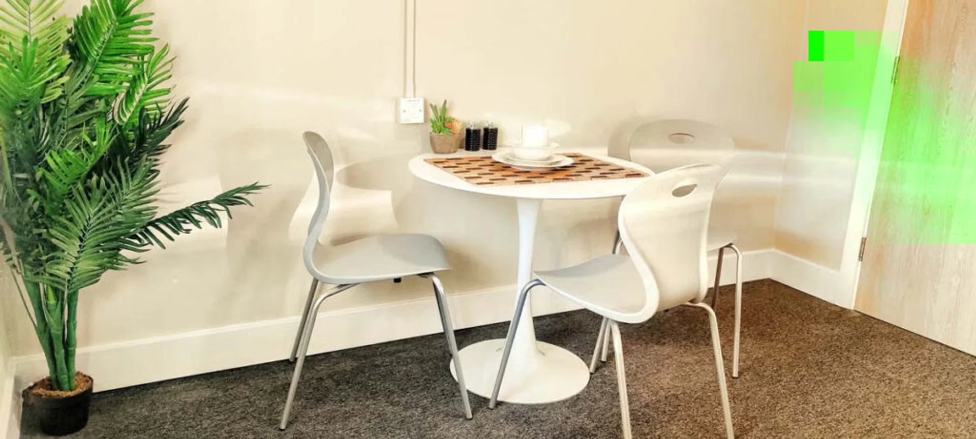 Habitación asequible para estudiantes con buena iluminación en