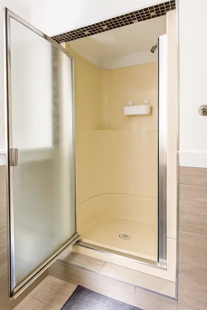 Economical student room with convenient location in 